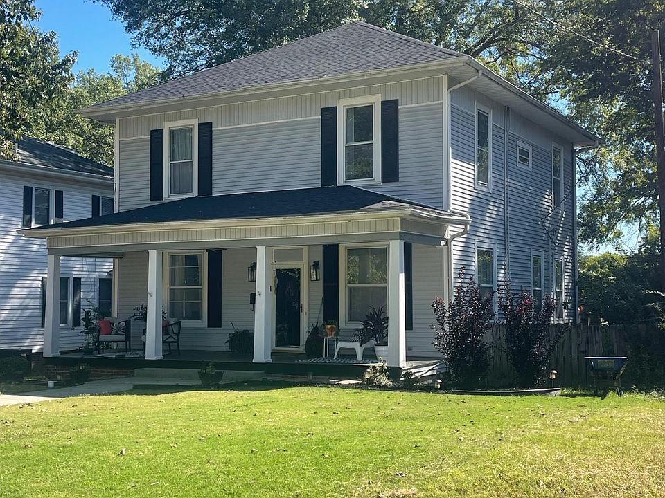 1st image of 215 Oak St