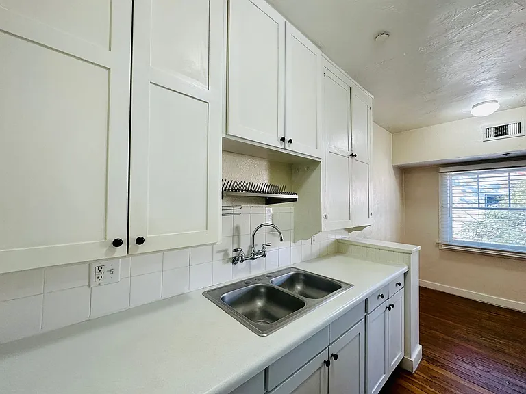 Don Martin Historic Apartments! — Photo 29