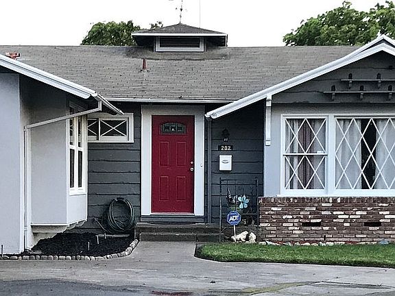3rd image of 202 E Yorkshire Dr