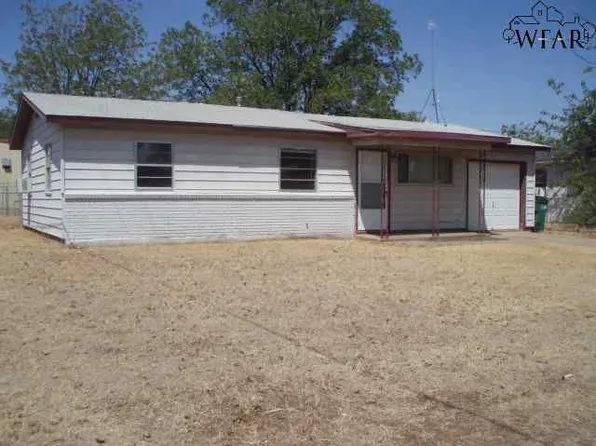 202 W Garden Dr, Iowa Park, TX 76367