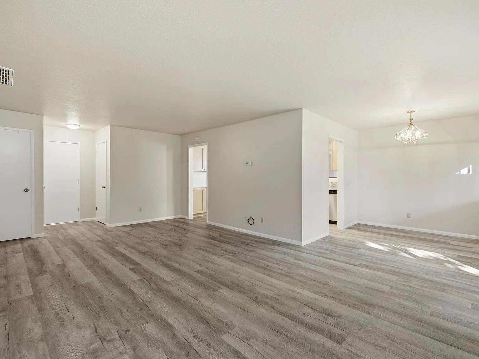 2 bed, 1100 sqft, $4,500 — Photo 3