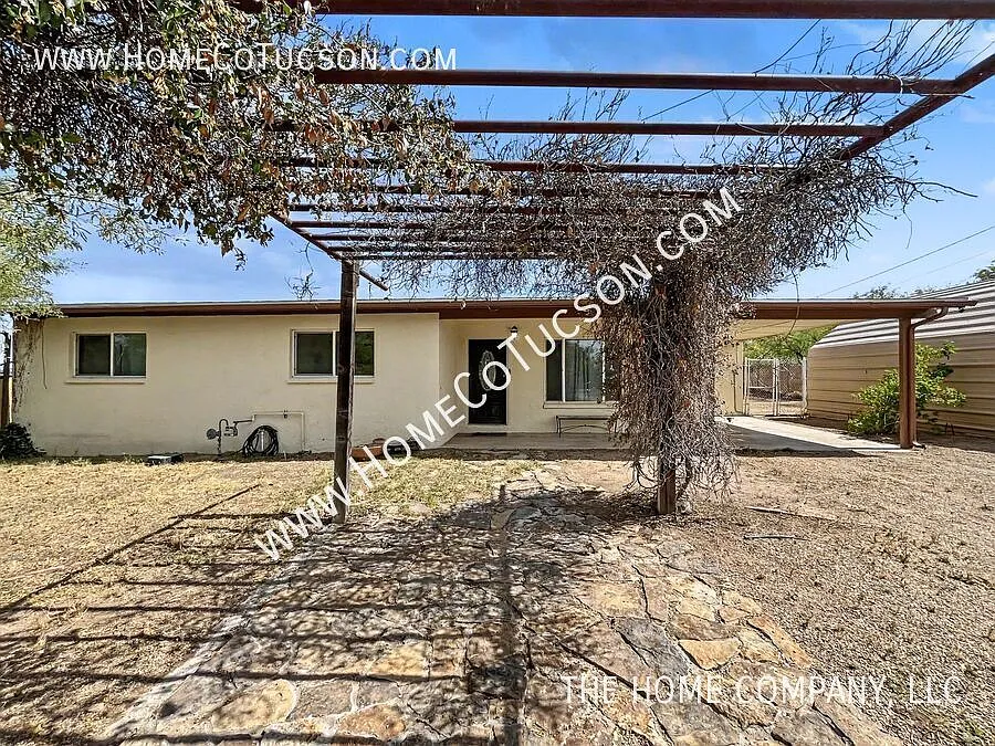 2320 W Calle Grato Spacious Home on Large Lot in Oracle — Photo 1