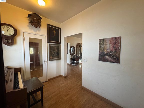 5th image of 3420 Laguna Ave