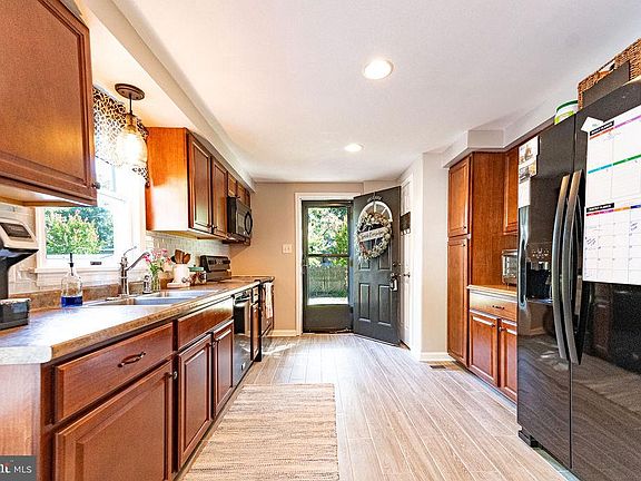 3rd image of 32031 Dogwood Ln