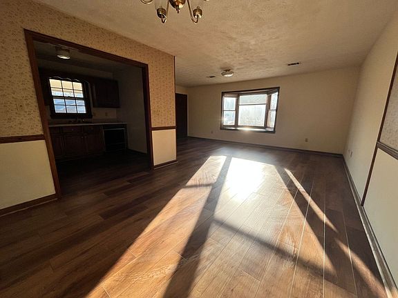 3rd image of 135 Williamson St SW