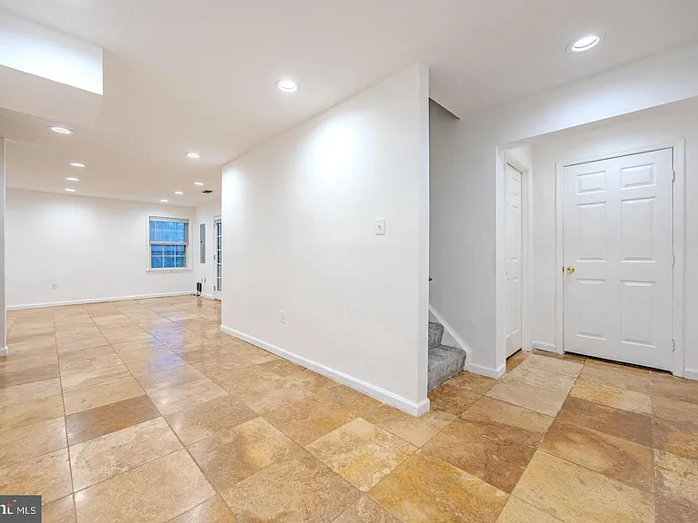 8200 Maple Ridge Ave — Photo 26