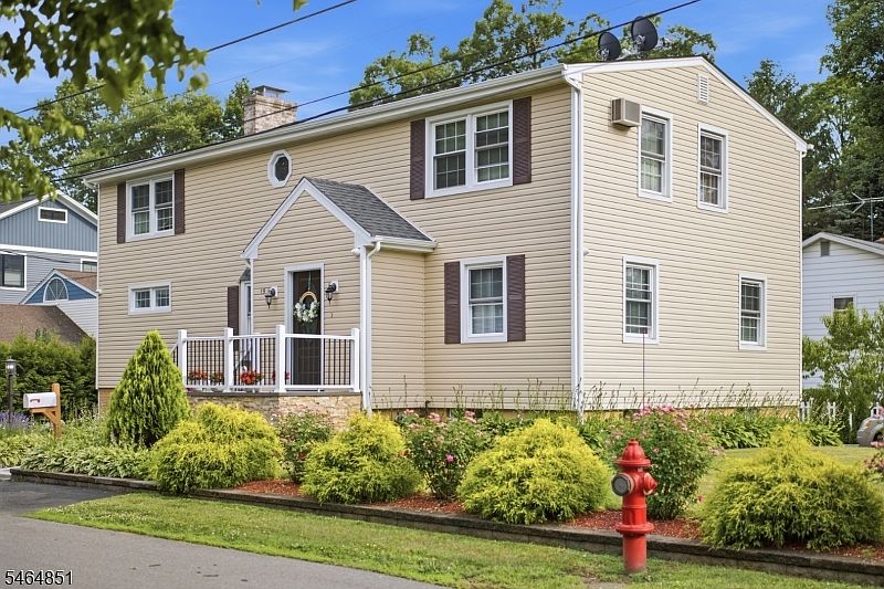 1st image of 15 Spruce Pl