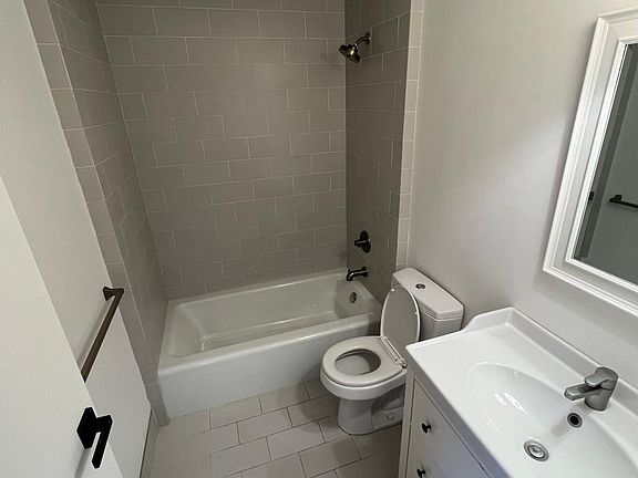 3rd image of 920 Montgomery St #210