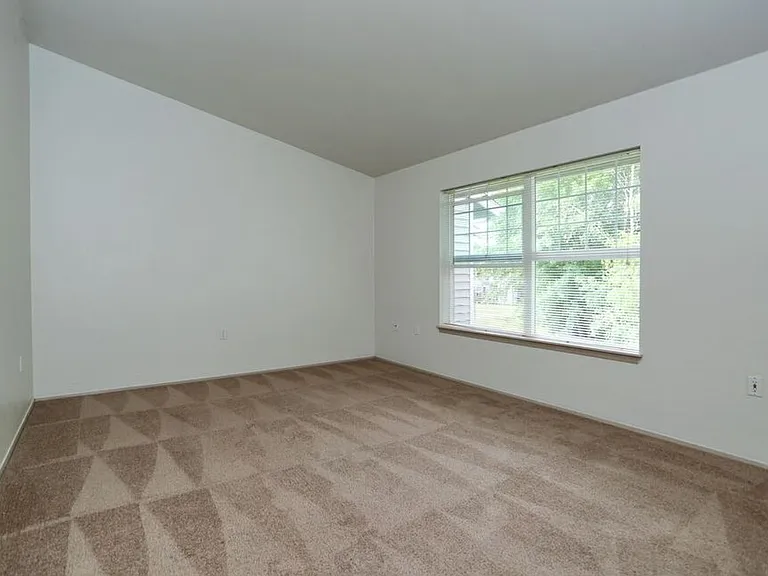Sunrise Pointe Apartments — Photo 41