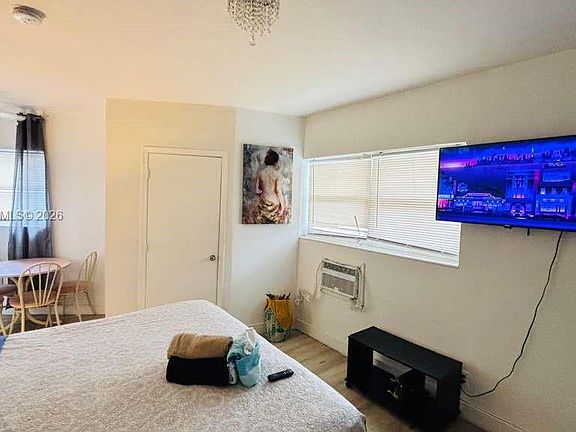 5th image of 109 SE 9th St APT 2