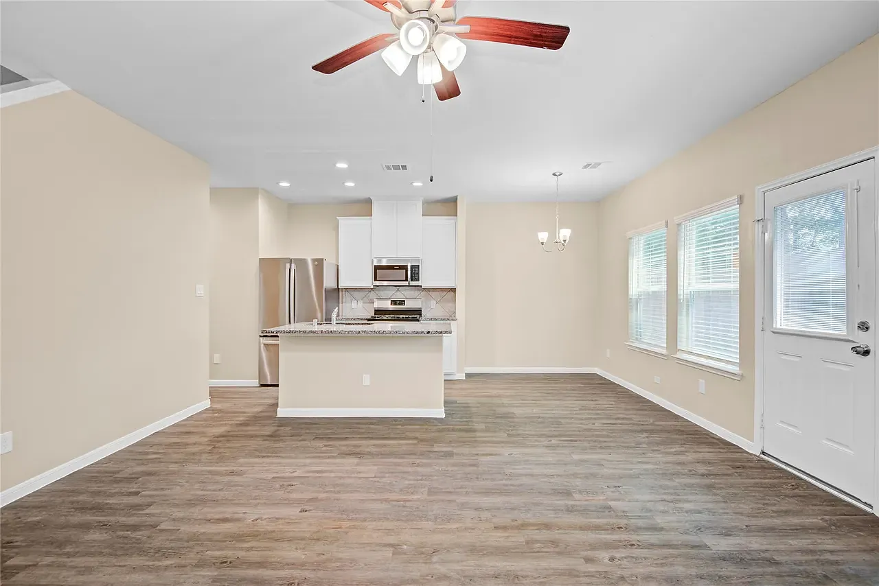 3 bed, 1823 sqft, $2,300 — Photo 2