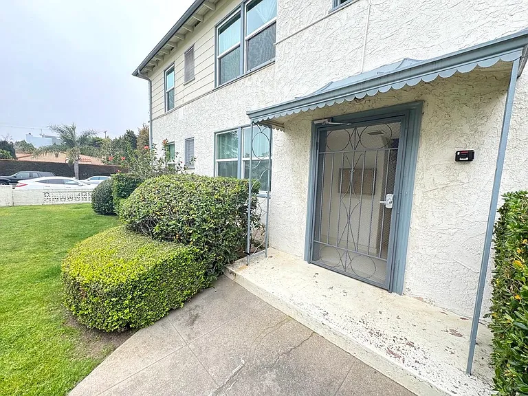 835 Bay St #1 — Photo 40