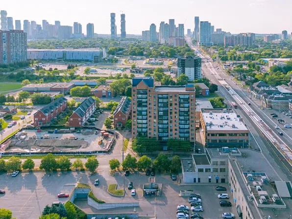 25 Agnes St #202, Mississauga, ON L5B 3X7