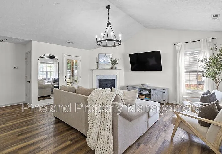133 Haywood Dr — Photo 7