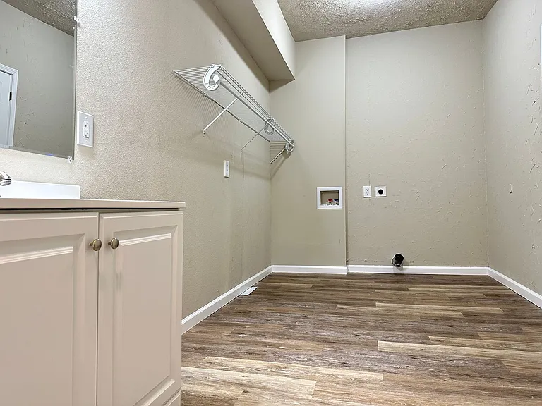 803 E Court Ave — Photo 10