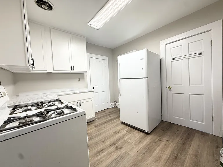 221 N Pinckney St — Photo 12