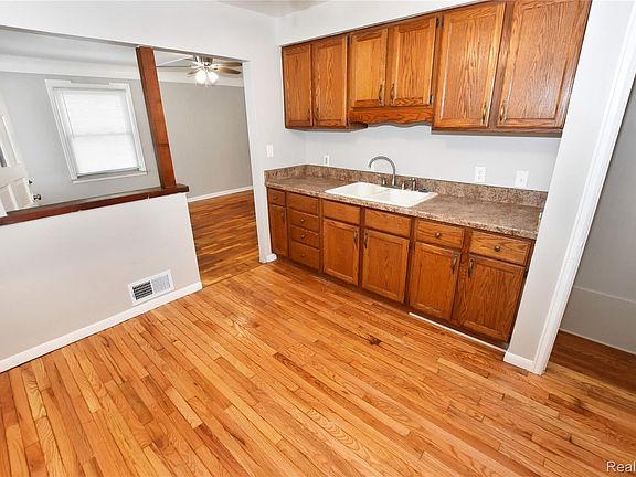 3rd image of 3933 Clairmont St