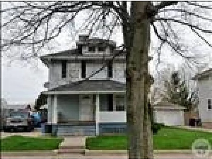 620 E Grand Ave photo 1