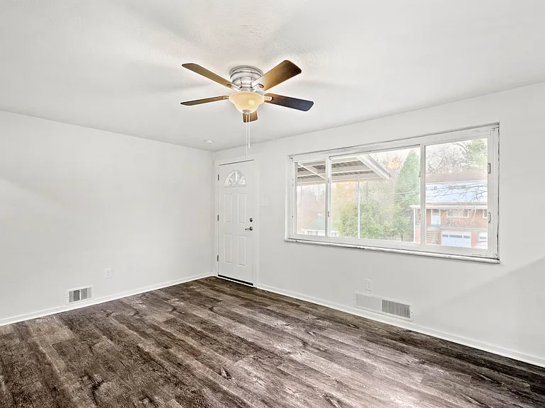 2618 Poinsettia Dr — Photo 4