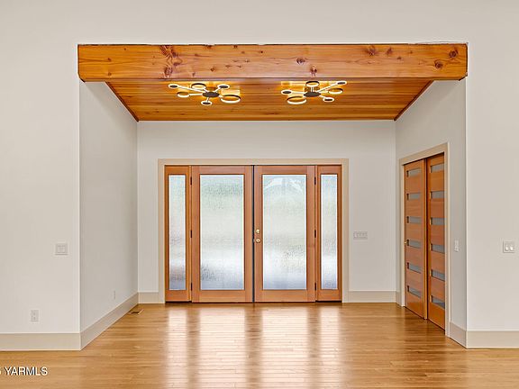 3_Stunning front entry>