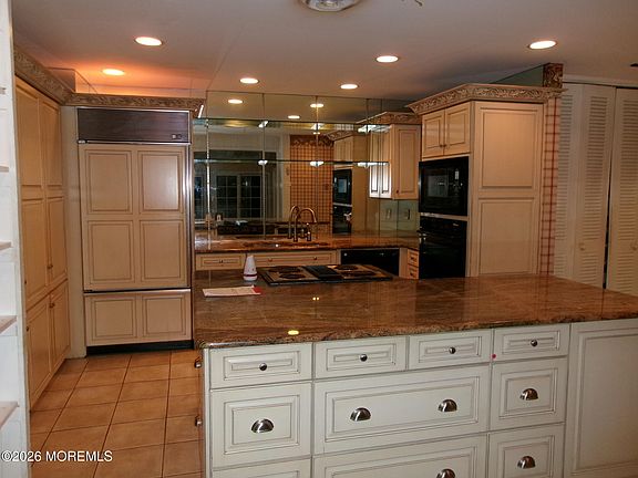 3rd image of 852 Glenwood Circle