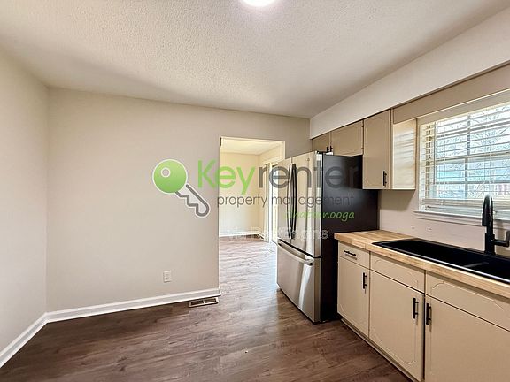 3rd image of 8225 Cavan Cir