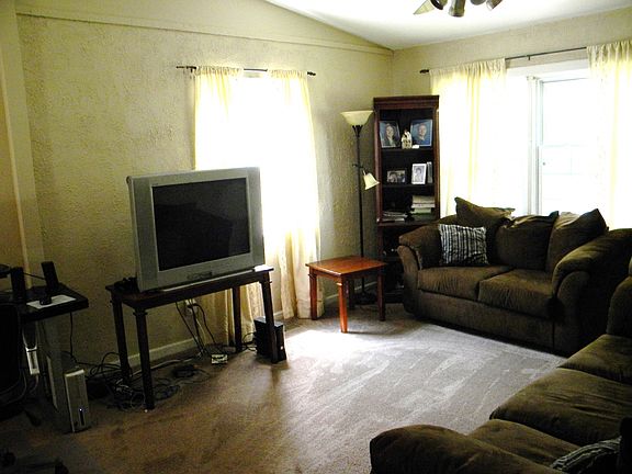 5th image of 19 Broughton Dr