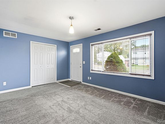 3rd image of 26741 Clancy St