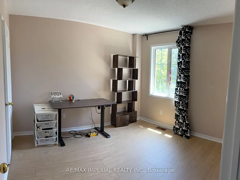 453 Heddle Cres — Photo 4