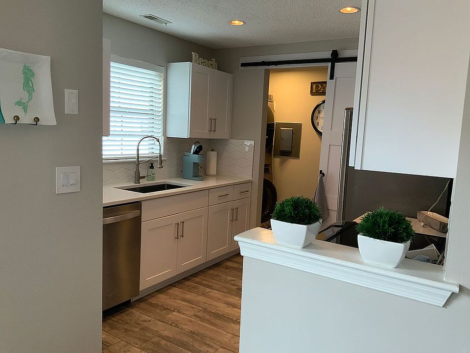 1st image of 411 Harbour Point APT 201