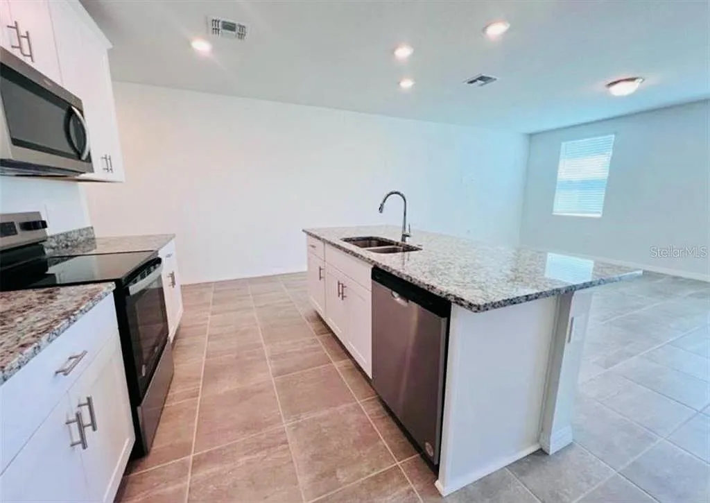 3 bed, 2.5 bath, 1560 sqft, $2,300 — Photo 4