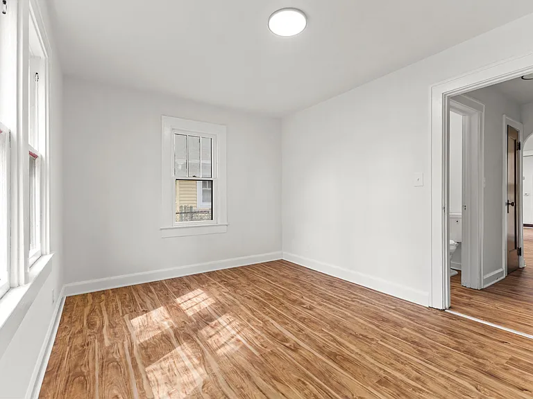 950 N Chester Ave — Photo 16