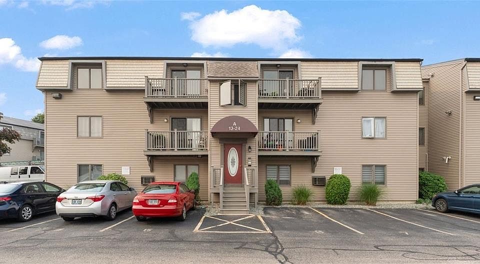 1st image of 13 Village Ct Unit 13