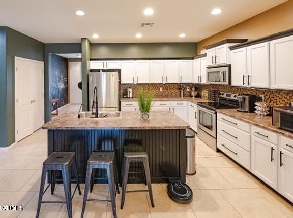 4th image of 1104 W Desert Hollow Dr