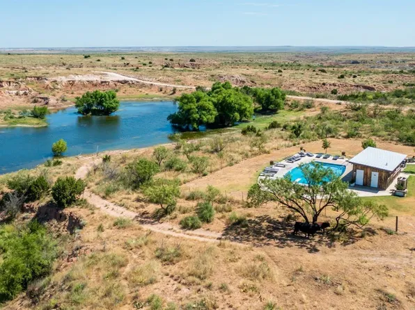 325 S Sand Creek Rd, Slaton, TX 79364