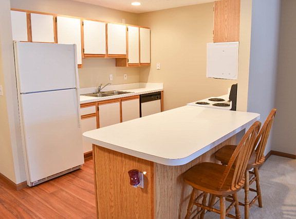 5th image of 648 Villa Dr