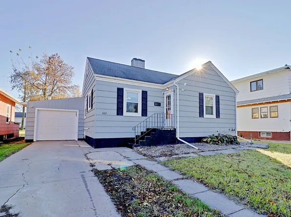 922 7th St NE, Devils Lake, ND 58301