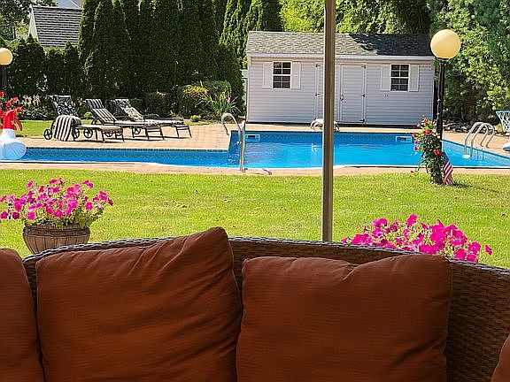 3rd image of 41 Meadow Rue Ln