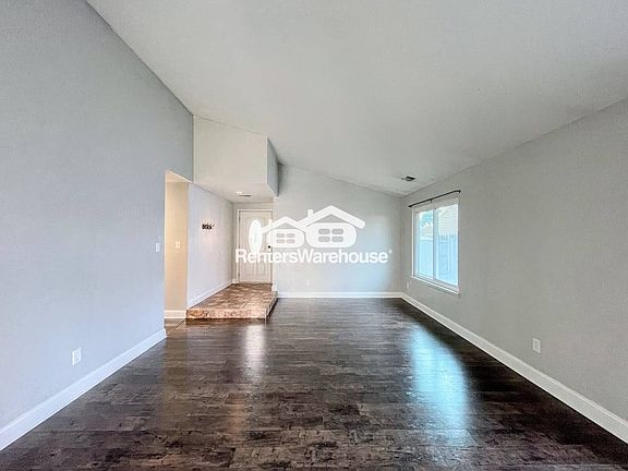 5th image of 3456 Daffodil Cres