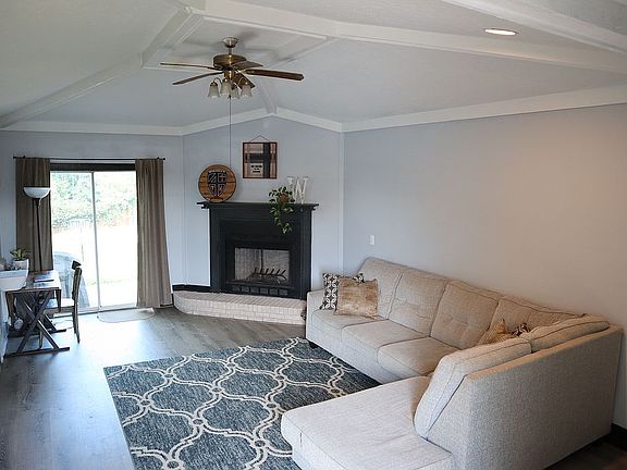 4th image of 3825 Camelot Dr