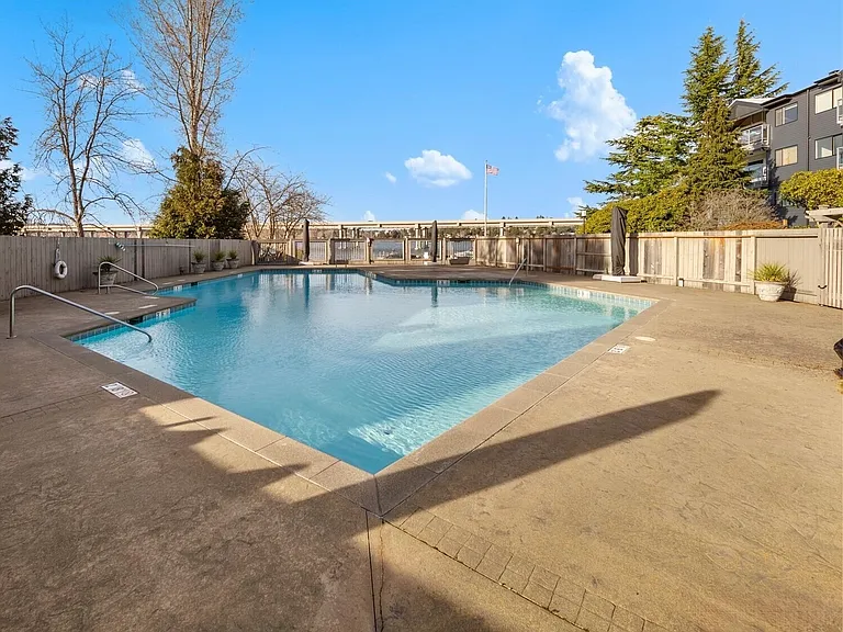 2501 Canterbury Ln E #215 — Photo 19