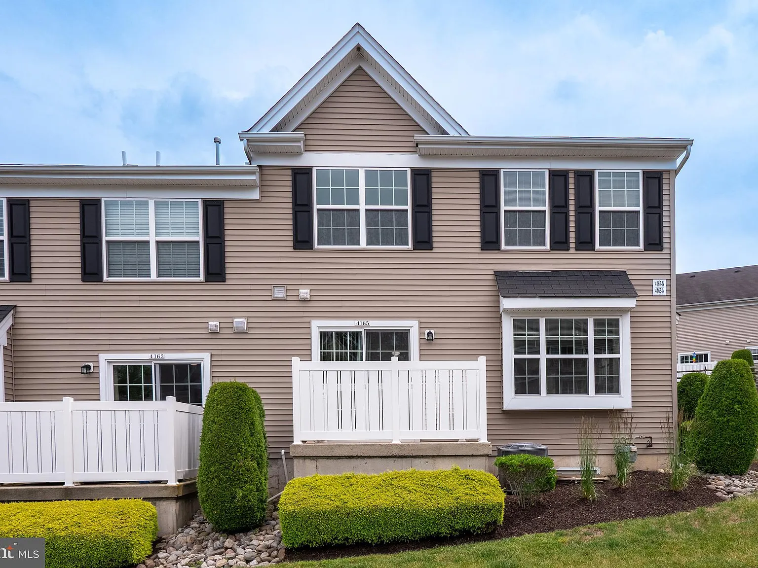3 bed, 2.5 bath, 1730 sqft, $2,600 — Photo 3