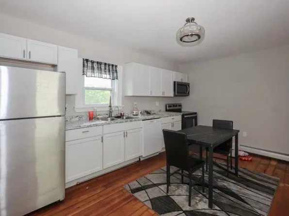 449 W River Rd, Hooksett, NH
