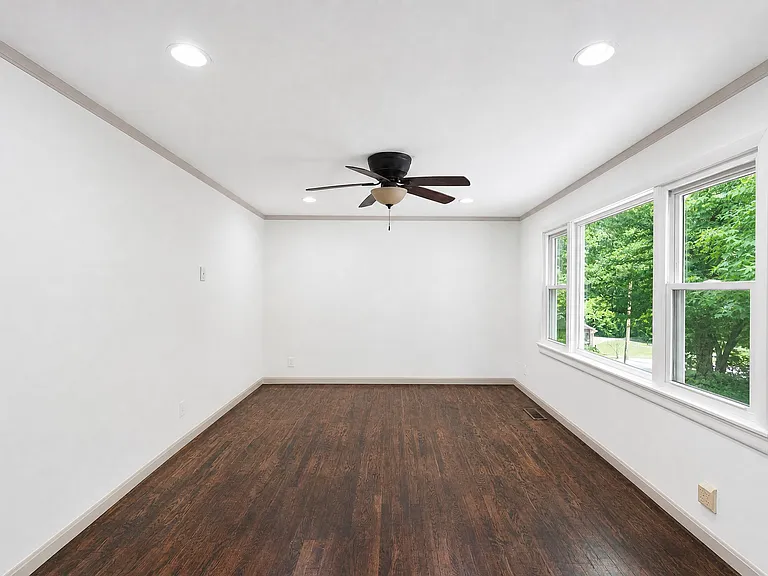 1042 Floral Ct — Photo 12