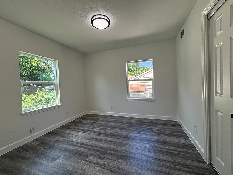 1825 Dudley St — Photo 10