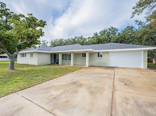 927 Oak Ave, Rockport, TX 78382