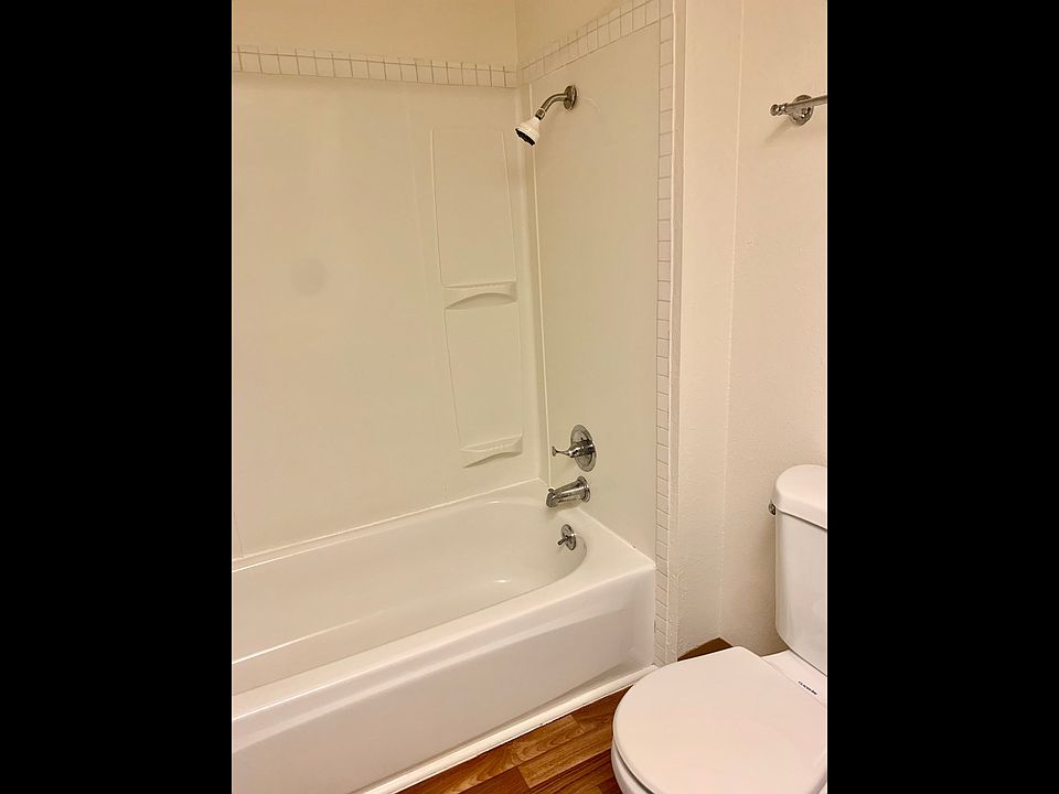 Peg Tree - Spacious Bathroom