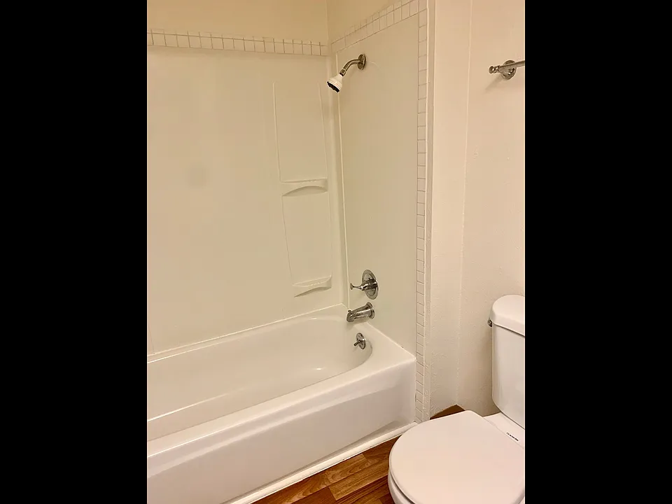 Peg Tree - Spacious Bathroom