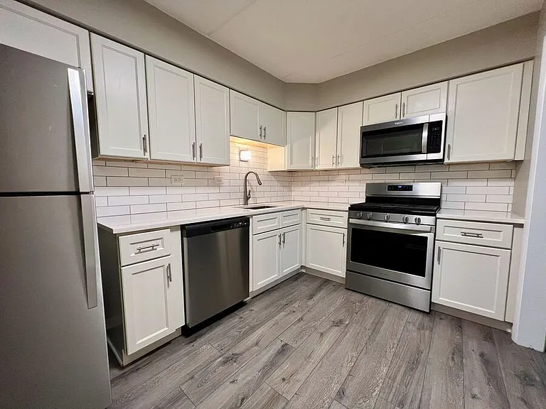 170 E Lake St #103-R — Photo 1