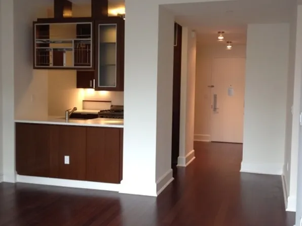 60 Riverside Boulevard image 2 of 9